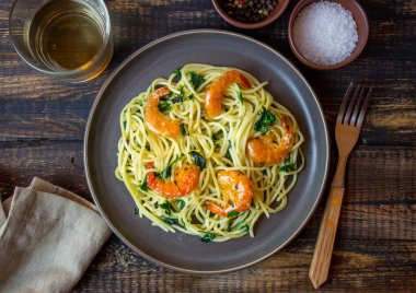 Karidesli İtalyan makarnası. Sağlıklı beslenme. Yemek tarifleri. Ulusal Mutfak.