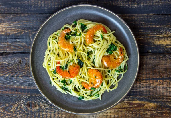 Spaghettis de pâtes italiennes aux crevettes. Il mange. Des recettes. Cuisine nationale . — Photo