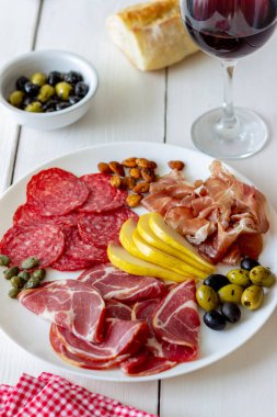 Şarap çerezi. Prosciutto, Parma jambonu, salam, badem, zeytin baget, peynirli parmesan peyniri.