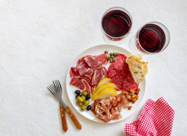 Şarap çerezi. Prosciutto, Parma jambonu, salam, badem, zeytin baget, peynirli parmesan peyniri.