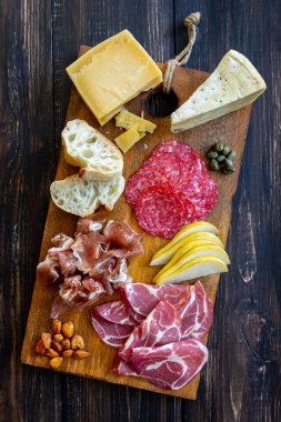 Şarap çerezi. Prosciutto, Parma jambonu, salam, badem, zeytin baget, peynirli parmesan peyniri.