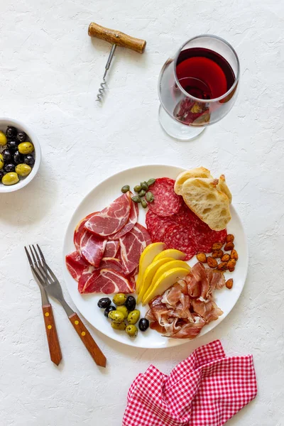 Lanche Vinho Prosciutto Presunto Parma Salame Amêndoas Azeitonas Baguete Queijo — Fotografia de Stock