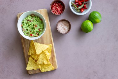 Meksika soslu guacamole ve cips. Meksika yemeği. Sağlıklı beslenme. Vejetaryen yemeği.