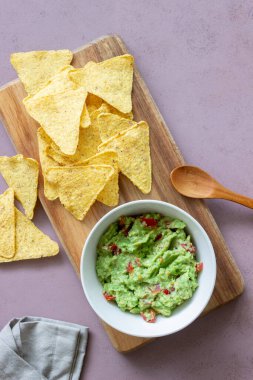 Meksika soslu guacamole ve cips. Meksika yemeği. Sağlıklı beslenme. Vejetaryen yemeği.