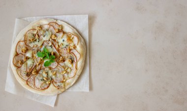 Armutlu pizza, Gorgonzola peyniri, fındık, bal ve nane. Sağlıklı beslenme. Vejetaryen yemek tarifi.