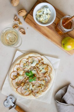 Armutlu pizza, Gorgonzola peyniri, fındık, bal ve nane. Sağlıklı beslenme. Vejetaryen yemek tarifi.