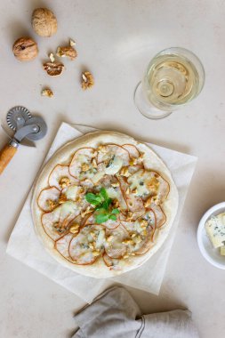 Armutlu pizza, Gorgonzola peyniri, fındık, bal ve nane. Sağlıklı beslenme. Vejetaryen yemek tarifi.