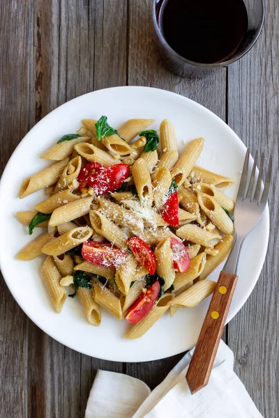 Macarrão Penne Italiano Com Tomate Espinafre Queijo Parmesão Alho Nozes — Fotografia de Stock