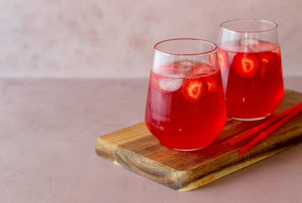 Truskawkowa Lemoniada Różowym Tle Zimne Drinki Latem Przepis — Zdjęcie stockowe