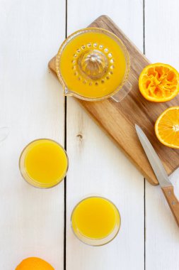 Beyaz arka planda taze sıkılmış portakal suyu. Sağlıklı beslenme. Diyet olsun. Vejetaryen yemeği.