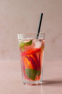 Naneli soğuk şeftali çayı. Soğuk içecekler. Sağlıklı beslenme. Vejetaryen yemeği.