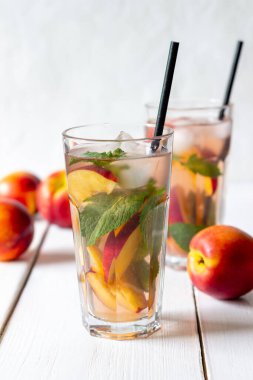 Naneli soğuk şeftali çayı. Soğuk içecekler. Sağlıklı beslenme. Vejetaryen yemeği.