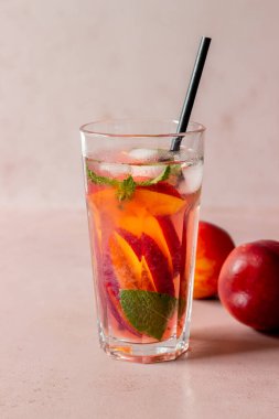 Naneli soğuk şeftali çayı. Soğuk içecekler. Sağlıklı beslenme. Vejetaryen yemeği.