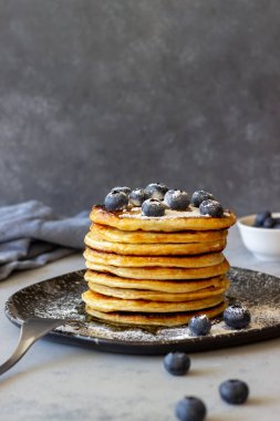 Yabanmersinli krep ve bal. Kahvaltıda. Vejetaryen yemeği. Tarif