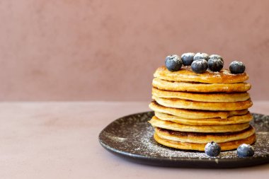 Yabanmersinli krep ve bal. Kahvaltıda. Vejetaryen yemeği. Tarif