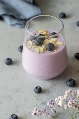 Yaban mersinli ve bademli yoğurt. Sağlıklı beslenme. Vejetaryen yemeği. Kahvaltıda. Tatlı.