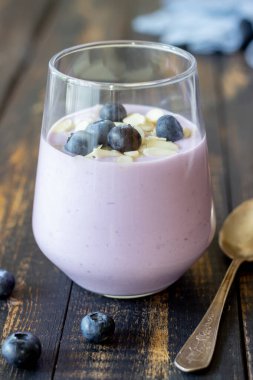 Yaban mersinli ve bademli yoğurt. Sağlıklı beslenme. Vejetaryen yemeği. Kahvaltıda. Tatlı.