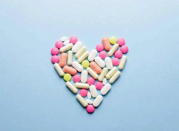 Сердце Выложено Таблеток Синем Фоне Здоровье Лекарства Аптека — стоковое фото