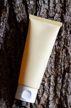 Ağacın kabuğunda bir tüpte kozmetik krem. Doğal kozmetikler. Cilt bakımı. Model-up. Boşluğu kopyala
