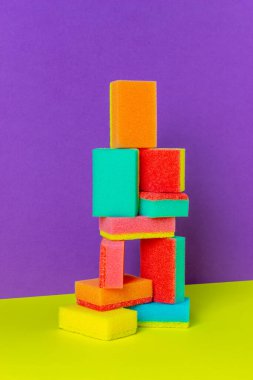Bulaşıklar için renkli süngerler. Model-up. Temizlik