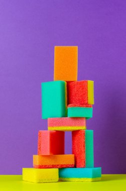 Bulaşıklar için renkli süngerler. Model-up. Temizlik