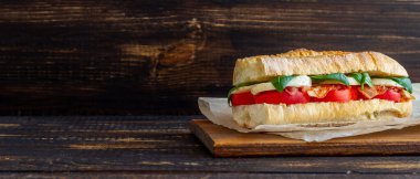Domatesli Caprese sandviçi, mozzarella, fesleğen ve pastırma. Sağlıklı beslenme. İtalyan mutfağı