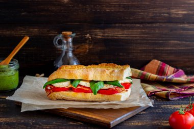 Domatesli Caprese sandviçi, mozzarella, fesleğen ve pastırma. Sağlıklı beslenme. İtalyan mutfağı
