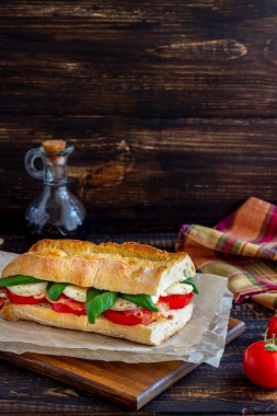 Domatesli Caprese sandviçi, mozzarella, fesleğen ve pastırma. Sağlıklı beslenme. İtalyan mutfağı