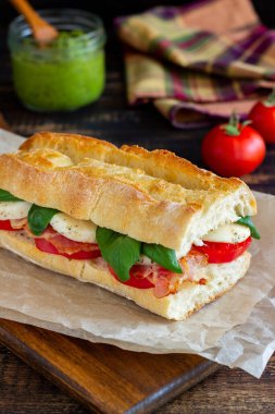 Domatesli Caprese sandviçi, mozzarella, fesleğen ve pastırma. Sağlıklı beslenme. İtalyan mutfağı