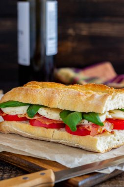 Domatesli Caprese sandviçi, mozzarella, fesleğen ve pastırma. Sağlıklı beslenme. İtalyan mutfağı
