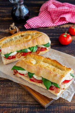 Domatesli Caprese sandviçi, mozzarella, fesleğen ve pastırma. Sağlıklı beslenme. İtalyan mutfağı