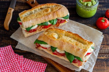 Domatesli Caprese sandviçi, mozzarella, fesleğen ve pastırma. Sağlıklı beslenme. İtalyan mutfağı