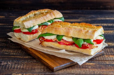 Domatesli Caprese sandviçi, mozzarella, fesleğen ve pastırma. Sağlıklı beslenme. İtalyan mutfağı