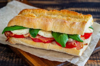 Domatesli Caprese sandviçi, mozzarella, fesleğen ve pastırma. Sağlıklı beslenme. İtalyan mutfağı