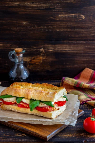 Panino Alla Caprese Con Pomodori Mozzarella Basilico Pancetta Note Alimentazione — Foto Stock