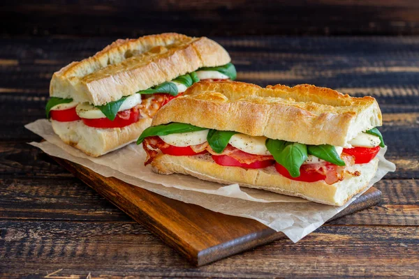 Domatesli Caprese sandviçi, mozzarella, fesleğen ve pastırma. Sağlıklı beslenme. İtalyan mutfağı