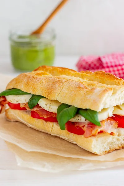 Caprese Sandwich Mit Tomaten Mozzarella Basilikum Und Speck Gesunde Ernährung — Stockfoto