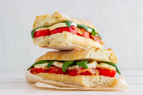 Caprese Sandwich Mit Tomaten Mozzarella Basilikum Und Speck Gesunde Ernährung — Stockfoto