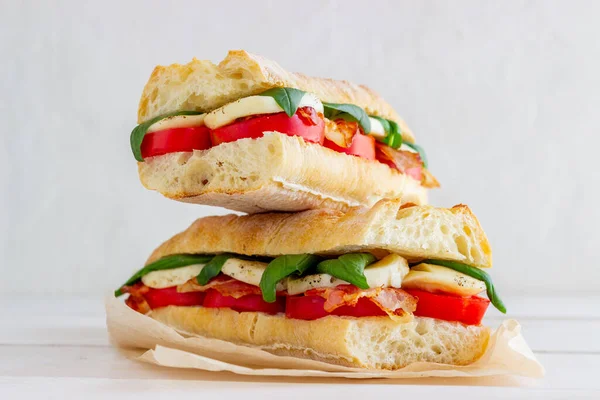 Domatesli Caprese sandviçi, mozzarella, fesleğen ve pastırma. Sağlıklı beslenme. İtalyan mutfağı