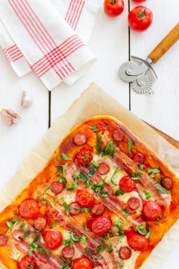 Pastırmalı pizza, sosis, mozzarella, domates ve fesleğen. İtalyan Mutfak Tarifi