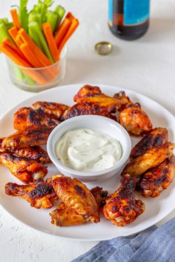 Barbekü tavuk kanadı, havuç, kereviz ve beyaz sos. Izgara yap. Tarif