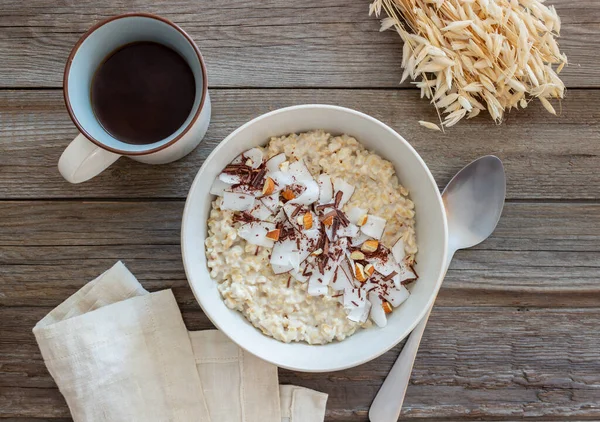 Bademli yulaf lapası, hindistan cevizi ve çikolata. Sağlıklı beslenme. Vejetaryen yemeği. Kahvaltıda. Diyet