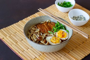 Erişte, domuz eti, mantar ve yumurtalı erişte çorbası. Japon mutfağı. Tarif