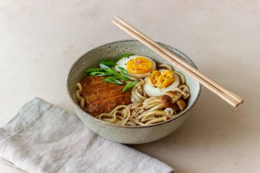 Erişte, domuz eti, mantar ve yumurtalı erişte çorbası. Japon mutfağı. Tarif