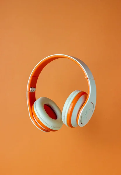 Auriculares Naranjas Sobre Fondo Naranja Concepto Mínimo Mock Música Levitación — Foto de Stock