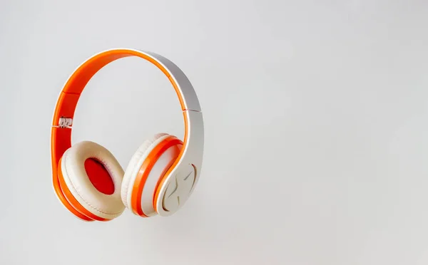 Auriculares Naranjas Sobre Fondo Blanco Concepto Mínimo Mock Música Levitación — Foto de Stock