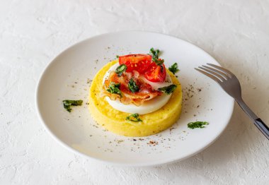 Mozzarella, pastırma ve domatesli Polenta. İtalyan mutfağı. Tarif
