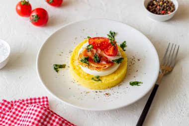 Mozzarella, pastırma ve domatesli Polenta. İtalyan mutfağı. Tarif