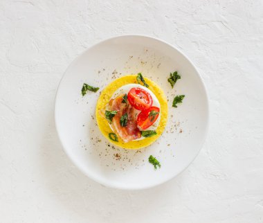 Mozzarella, pastırma ve domatesli Polenta. İtalyan mutfağı. Tarif