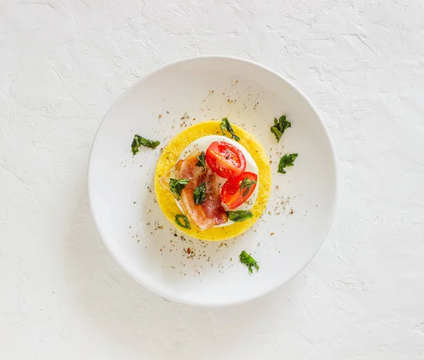 Mozzarella Pastırma Domatesli Polenta Talyan Mutfağı Tarif — Stok fotoğraf